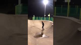 warm up run at midnight #firsttry #ukskateboarding #senditskateboards #ukskatepark #bowl #air #fyp