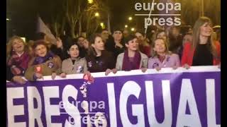 FEMINAZIS Y UN TRANS (BEGOÑO) DÁNDOLO TODO EN LA MANIFA FEMINAZI DEL 8-M EN ESPAÑA..