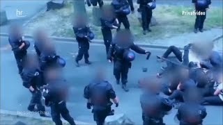 Polizist sprüht Pfefferspray auf sitzende Nazi-Gegner bei rechtem Aufmarsch in Kassel am 20.07.2019