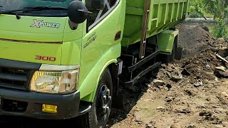 Dump Truk Hino Dutro Amblas Parah Jomplang Muatan Full Bak