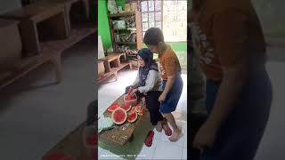 Guru Berbagi Buah Buahan kepada Pelajar. Rumah Belajar Bersama