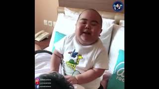 Niño gordo recibe una sorpresa