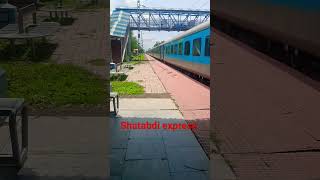 Shatabdi express High Speed Platform crossing #horn #locomotive #shots