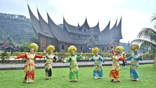 Berfoto di Istana Pagaruyung Batusangkar