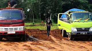 Mobil Dump Truk Pasir Jomplang Muatan Tanah Timbunan Berlomba-lomba