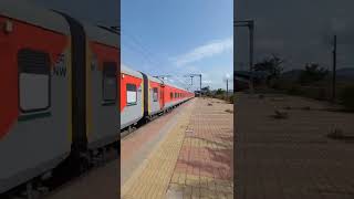 WAP-7 hauled Bikaner SF Express #ytshorts #youtubeshorts #rfibu #130kmph.