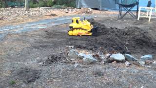 Rc dozer pushin wet, heavy dirt