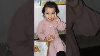 Malika comel makan pizza buatan lek Sri