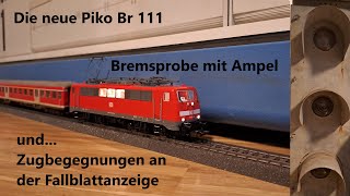 Neue Piko Br 111 H0 51928 mit Sound, Bremsprobe mit Ampel und Zugbegegnungen an der Fallblattanzeige