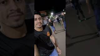 Passeio de patins na cidade a noite