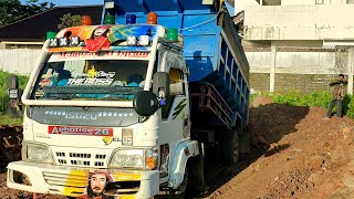 Mobil Dump Truk Pasir Bongkar Muatan Tanah Timbunan Full Bak Menggunung Dilokasi Baru Rawan Amblas