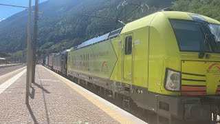 E193 559 “NaturRail TXL”+E193 645 MRCE TXL con un TEC in transito alla stazione di Fortezza.