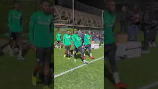 Remarquez la timidité du jeune Amara Diouf à la Première séance d'entraînement des Lions à Amiens