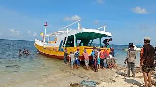 CARA TRADISIONAL MENURUNKAN KAPAL KAYU NELAYAN DI KAMPUNG.