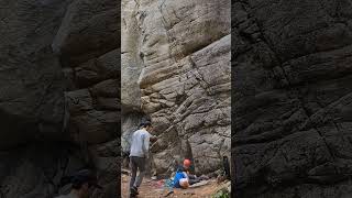 Tırmanıcı emniyetçinin üstüne düşüyor. Climber falls on belayer