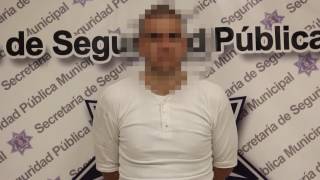 Municipales arrestan a sujeto acusado de robo de vehículo y privación de la libertad