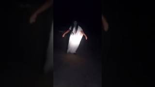 ATERRADOR FANTASMA se APARECE en un CAMINO de NOCHE #captadoencamara