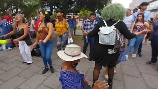 Increible como llegaron 🥁 a ponerle sabor🕺💃 al parque  libertad 🇸🇻.