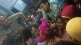 Rajkot to delhi train/fight/BACCHE KO TRAIN SE FEKNE KI KOSIS...