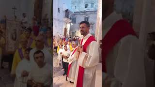 Monopoli, il rientro della processione dei SS Apostoli Pietro e Paolo nella chiesa di Santa Teresa