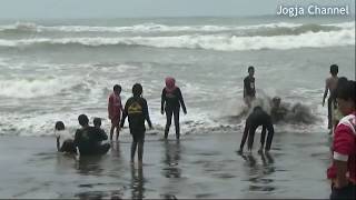 TAK HIRAUKAN  BAHAYA .....PULUHAN RIBU PENGUNJUNG MANDI DI PANTAI PARANGTRITIS  PADA AWAL TAHUN 2020