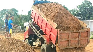 Mobil Dump Truk Pasir Jomplang Muatan Tanah Merah Tinggi Menggunung