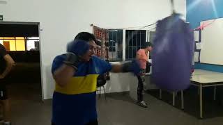 Boxeo en el CIC del Barrio Don Orione video 3 de Miguel practicando