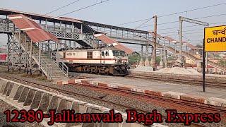 Full Raftar Ke Sath Nikalti Hui 12380-Jallianwala Bagh Express Departure Chandauli Railway Station