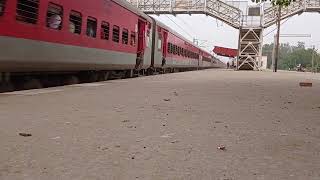 12801-Puri NewDelhi Purushottam Express Durgauti Railways Station Se Nikalti Hui