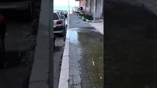 #Manfredonia, via Alcide De Gasperi, 76 una vergogna, adesso fogna che esce da sotto il marciapiede,