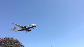 jetBlue A320 landing at KLAX on 24R