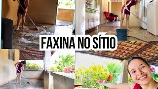 Lavei toda a casa e tirei tudo do lugar - Faxina na casa da minha mãe