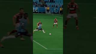 Gerson tá procurando essa bola até hoje #grêmio #flamengo #suarez