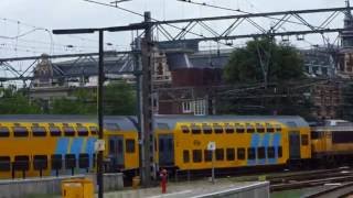 (Paniekshot) NS 1777+DDM-1 7207 'Zeehond' door Amsterdam Centraal