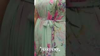 Vestido Midi Plus Size Trapézio Plissado e Estampado.