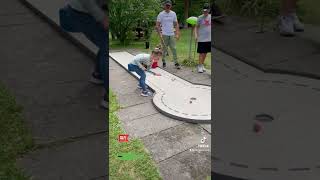 Минигольф в первый раз #minigolf #holydaysummer #kinder