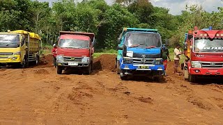 Detik-detik Mobil Tanah Timbunan Bertengkar Jomplang Muatan