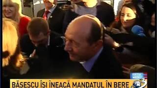 Traian Băsescu îşi îneacă mandatul în bere ( HD )