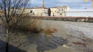 Firenze, pescaia San Niccolò onda di piena Arno