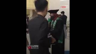 Ibu Maimunah mewakili putrinya almarhumah Siti Fatimah Fajrin di Acara Wisuda 😔 @UINSK