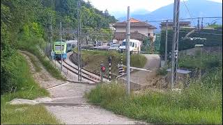 tram a Dermulo con lunga fischiata e apertura passagio a livello.