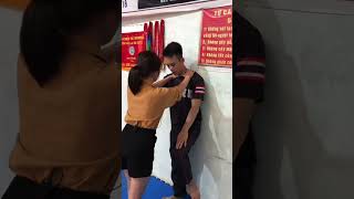 Tự Vệ Nữ Bị Bóp Cổ Vào Tường #shorts #kungfu #vothuat