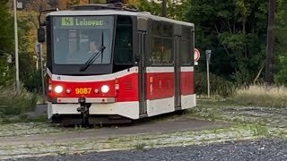 Tramvaj KT8D5.RN2P zatahuje do zbourané vozovny Hloubětín