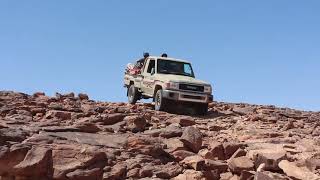 Cruiser crossing difficult mountains #Iran Balochistan Border کروزرمشکل پہاڑی راستوں کوطےکرتے ہوئے