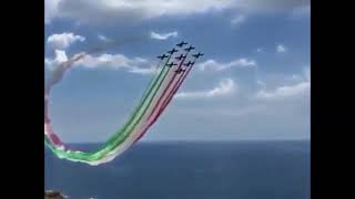 Frecce Tricolori sorvolano i cieli d'italia colorandoli della bandiera italiana