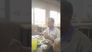 LAGI NYANTAI MAKAN SIANG