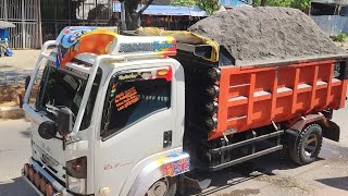 Mobil Dump Truk Pasir Bongkar Muatan Tinggi Menggunung Sampai Bikin Macet Jalan