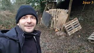 Construction d'une cabane pour les chèvres : troncs - palettes - tôles