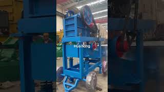 Small mobile jaw crusher with vibrating screen #jawcrusher #stonecrusher #rockcrusher #crusher