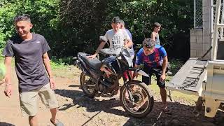 Ayudando a Darwin a reparar su motocicleta.